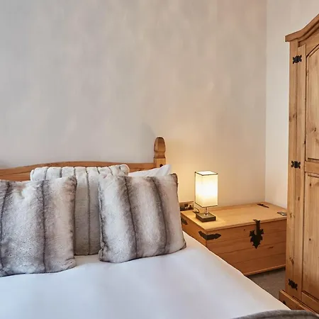 Host & - No 5 Hoggarths Yard Whitby