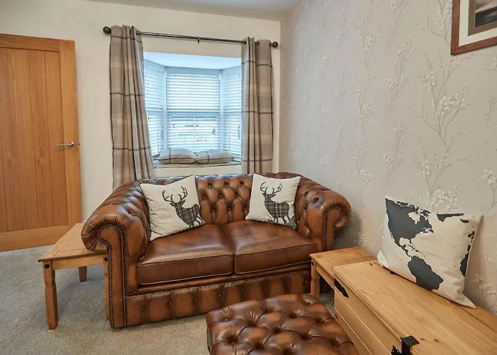 Host & - No 5 Hoggarths Yard *